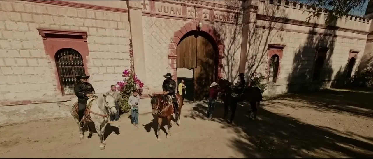 Los Rigos a caballo, en la puerta de la hacienda