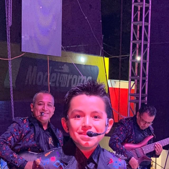 Rodrigo e Iván en el micrófono, en un baile