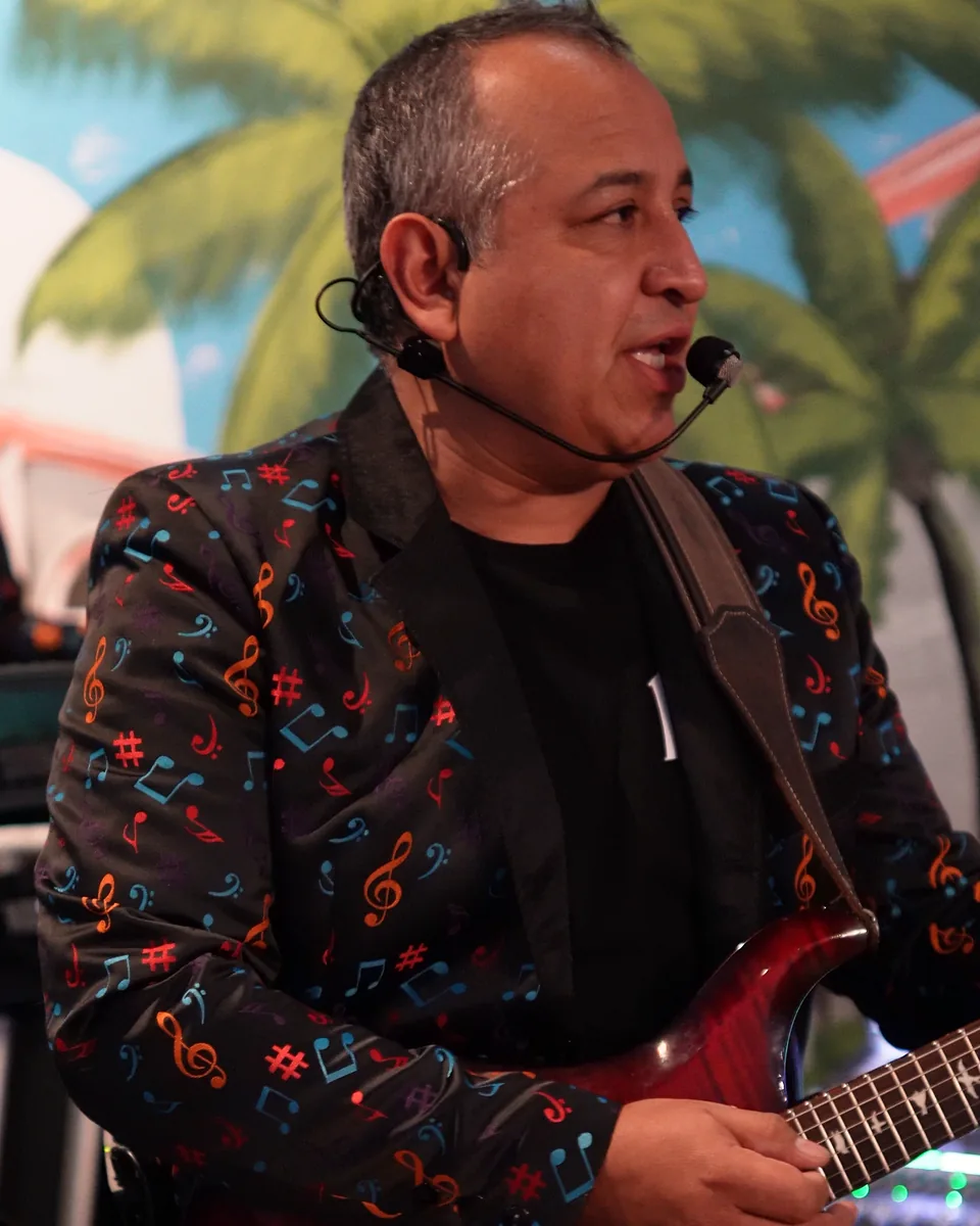 Rodrigo Pérez cantando