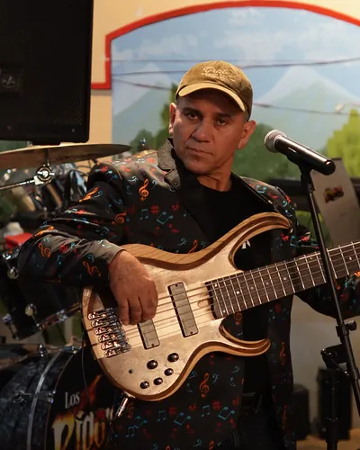 Loro Pardo con su bajo de cinco cuerdas, en vivo