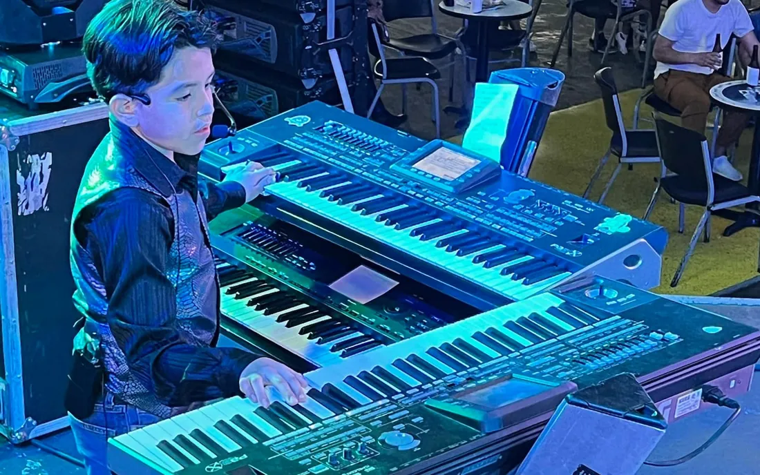 El equipo de audio del grupo, junto a los teclados