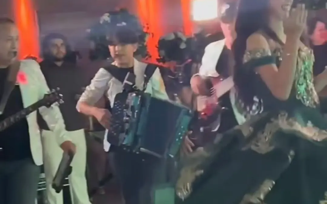 Los Rigos entran tocando junto a la quinceañera