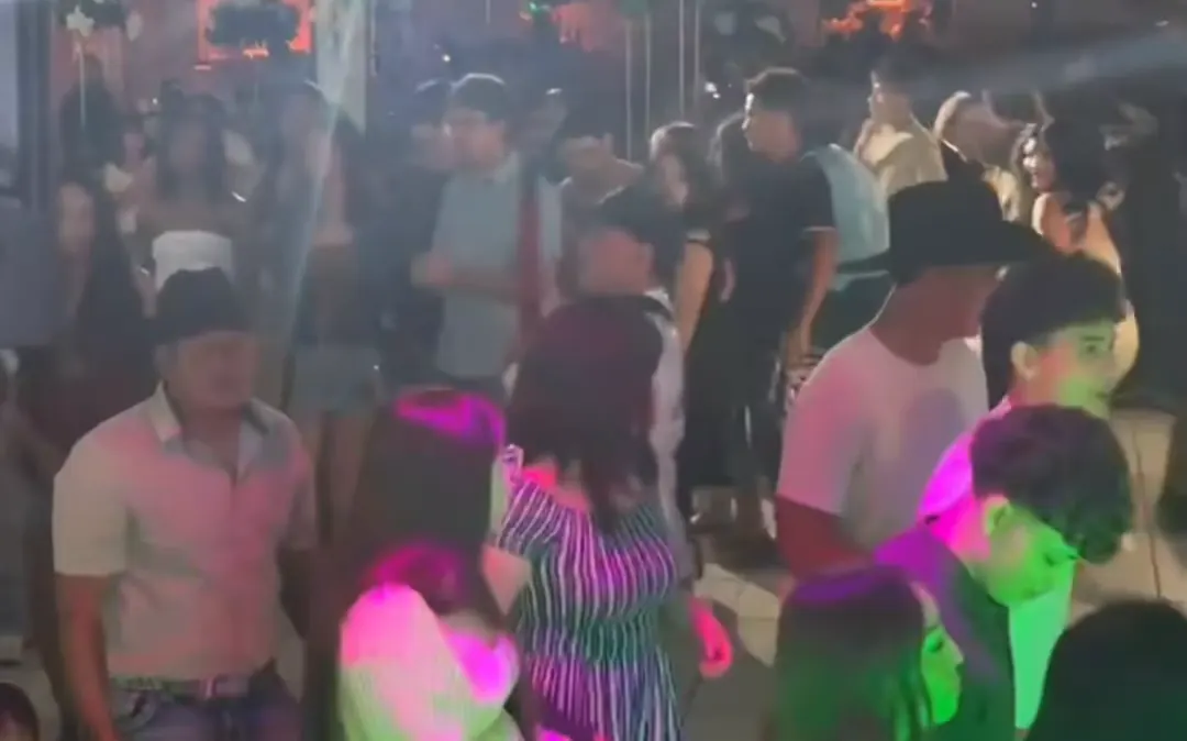 La pista llena en unos XV años
