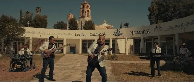 Tocando en la plaza del Valle del Mezquital